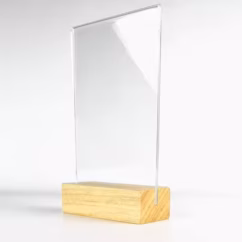 Portacarteles de metacrilato con base de madera