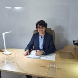 Mampara anticontagio para escritorio