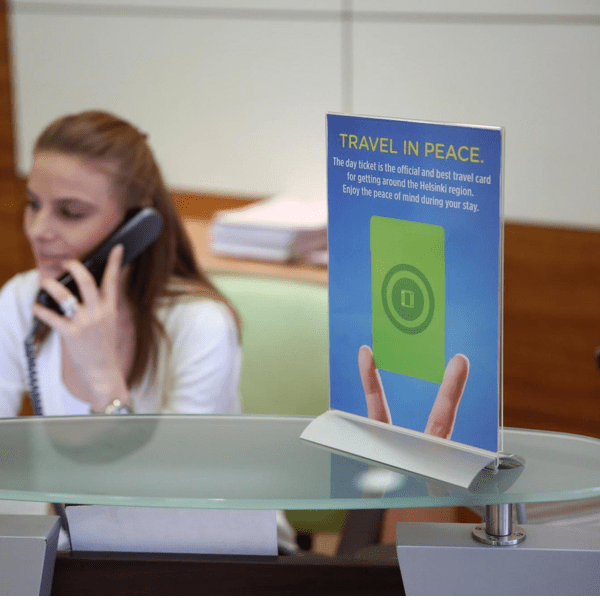 Portacartel de metacrilato A4 horizontal con base de aluminio - Imagen 7