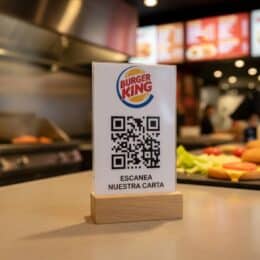 Portamenú de metacrilato con base de madera