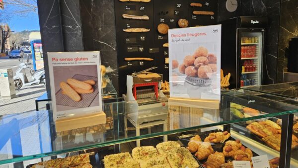 portamenú de metacrilato con base de madera a5