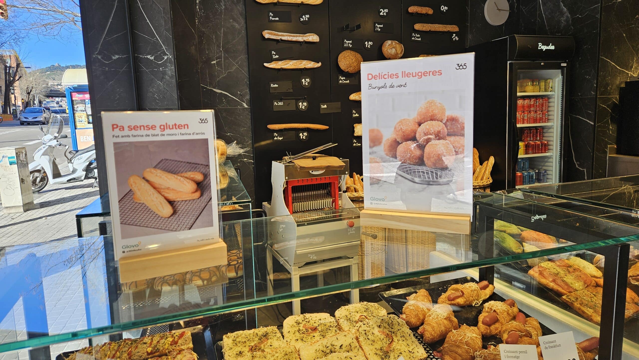 portamenú de metacrilato con base de madera a5