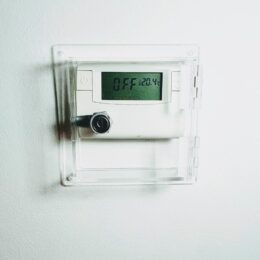 Caja para termostato con llave