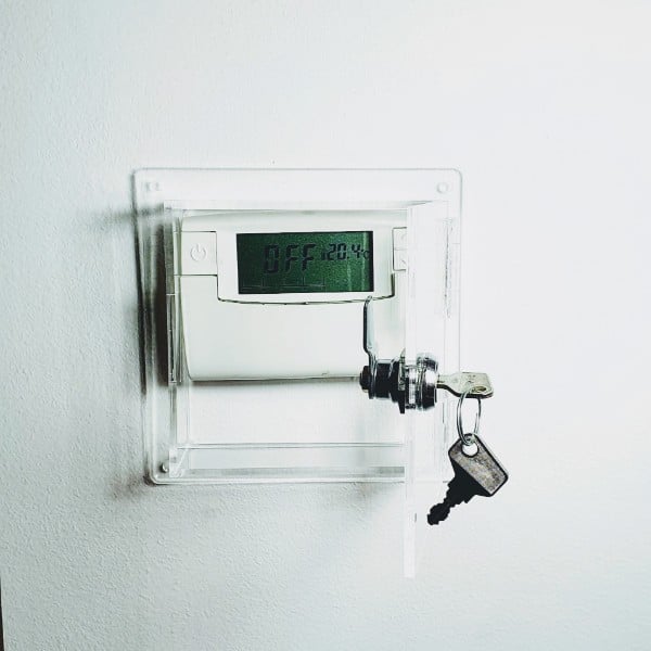 Caja para termostato con llave