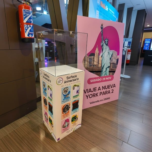 1772885629358 urna de metacrilato con pie 2.jpg