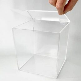 Caja de metacrilato con tapa y bisagras a medida