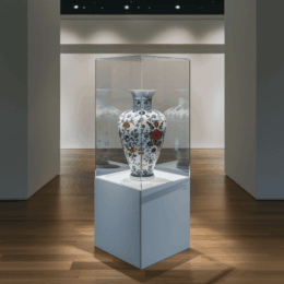 Tapa de metacrilato con pedestal a medida