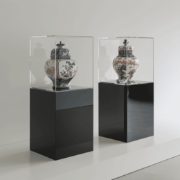 Caja expositora de metacrilato con pedestal de 30x30x110 cm