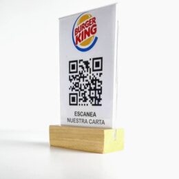 Portacarteles de metacrilato con base de madera A5