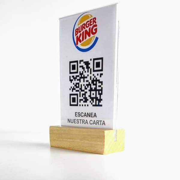 Portacarteles de metacrilato con base de madera A6