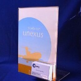 Portacarteles de metacrilato sobremesa con tarjetero A4