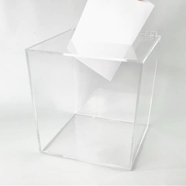 Urna de metacrilato 20x20x20 cm.